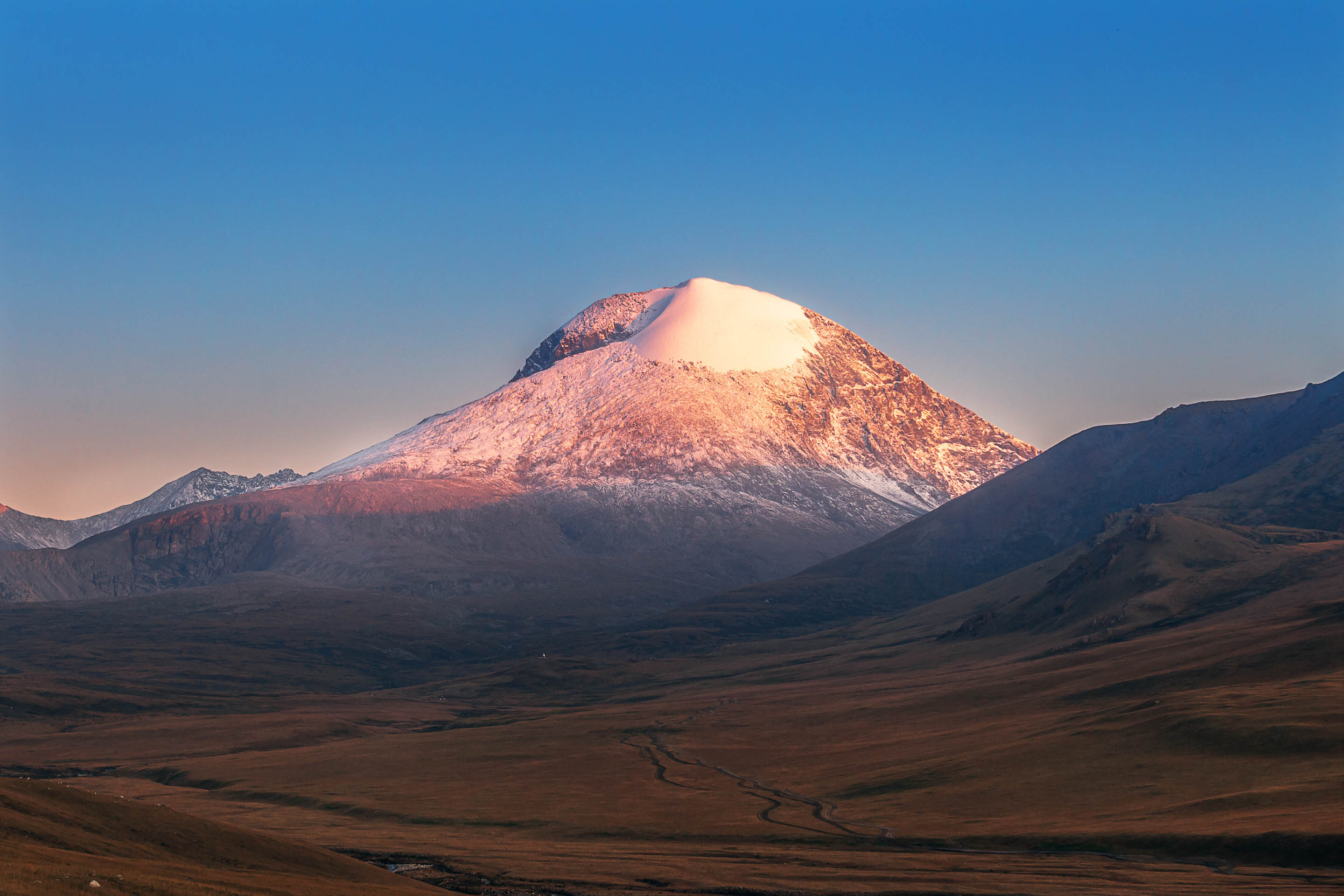 Mountaineering and Hiking Guide to Mongolia - Escape To Mongolia